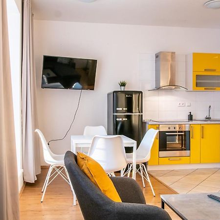 Yellow Apartment Ostrava Ngoại thất bức ảnh