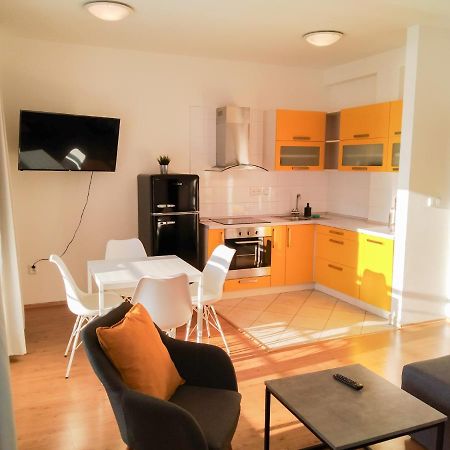 Yellow Apartment Ostrava Ngoại thất bức ảnh