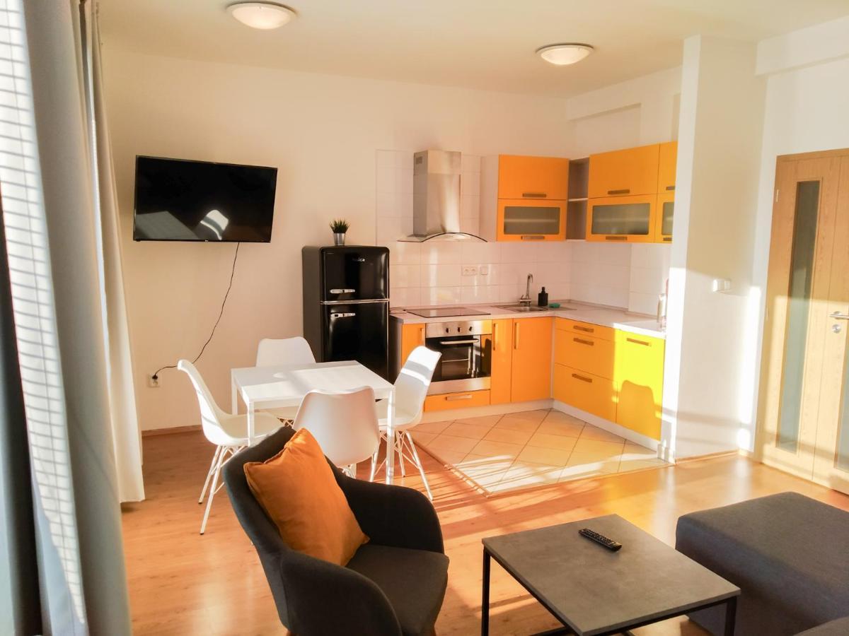 Yellow Apartment Ostrava Ngoại thất bức ảnh