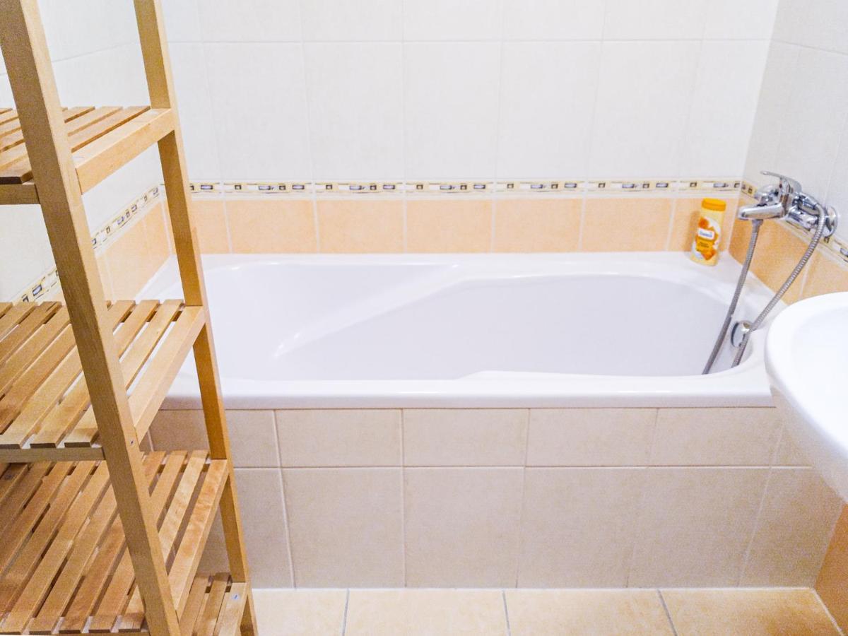 Yellow Apartment Ostrava Ngoại thất bức ảnh