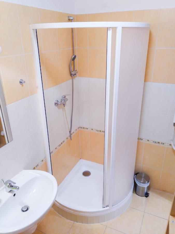 Yellow Apartment Ostrava Ngoại thất bức ảnh
