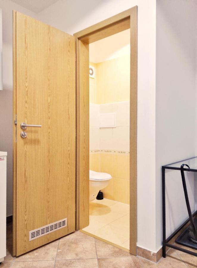 Yellow Apartment Ostrava Ngoại thất bức ảnh