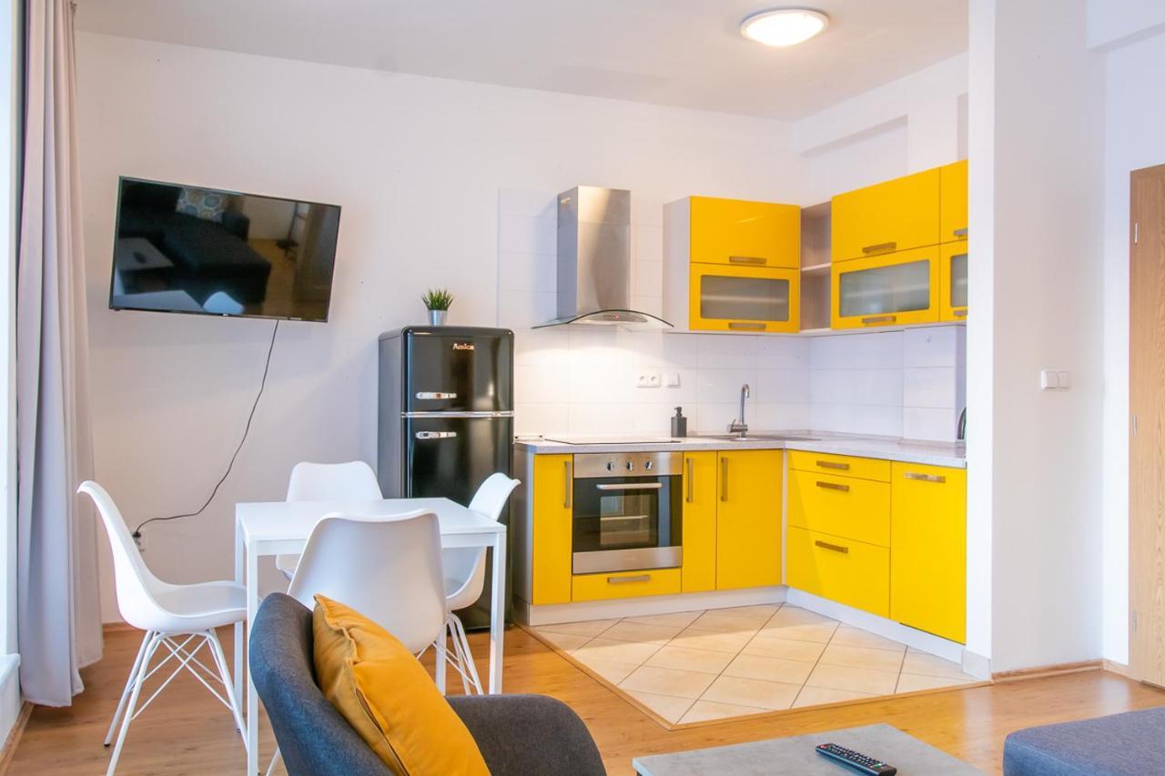 Yellow Apartment Ostrava Ngoại thất bức ảnh