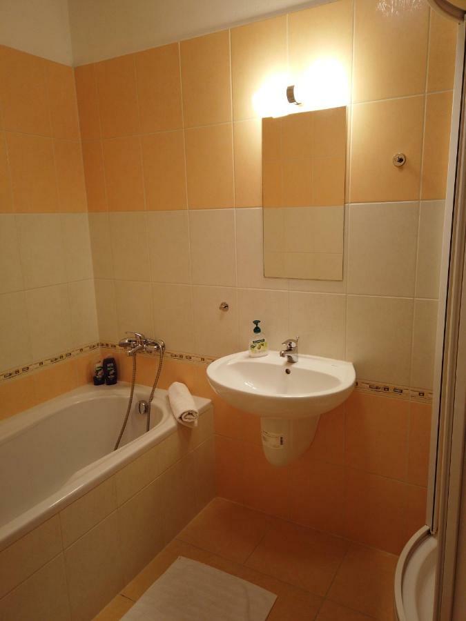 Yellow Apartment Ostrava Ngoại thất bức ảnh