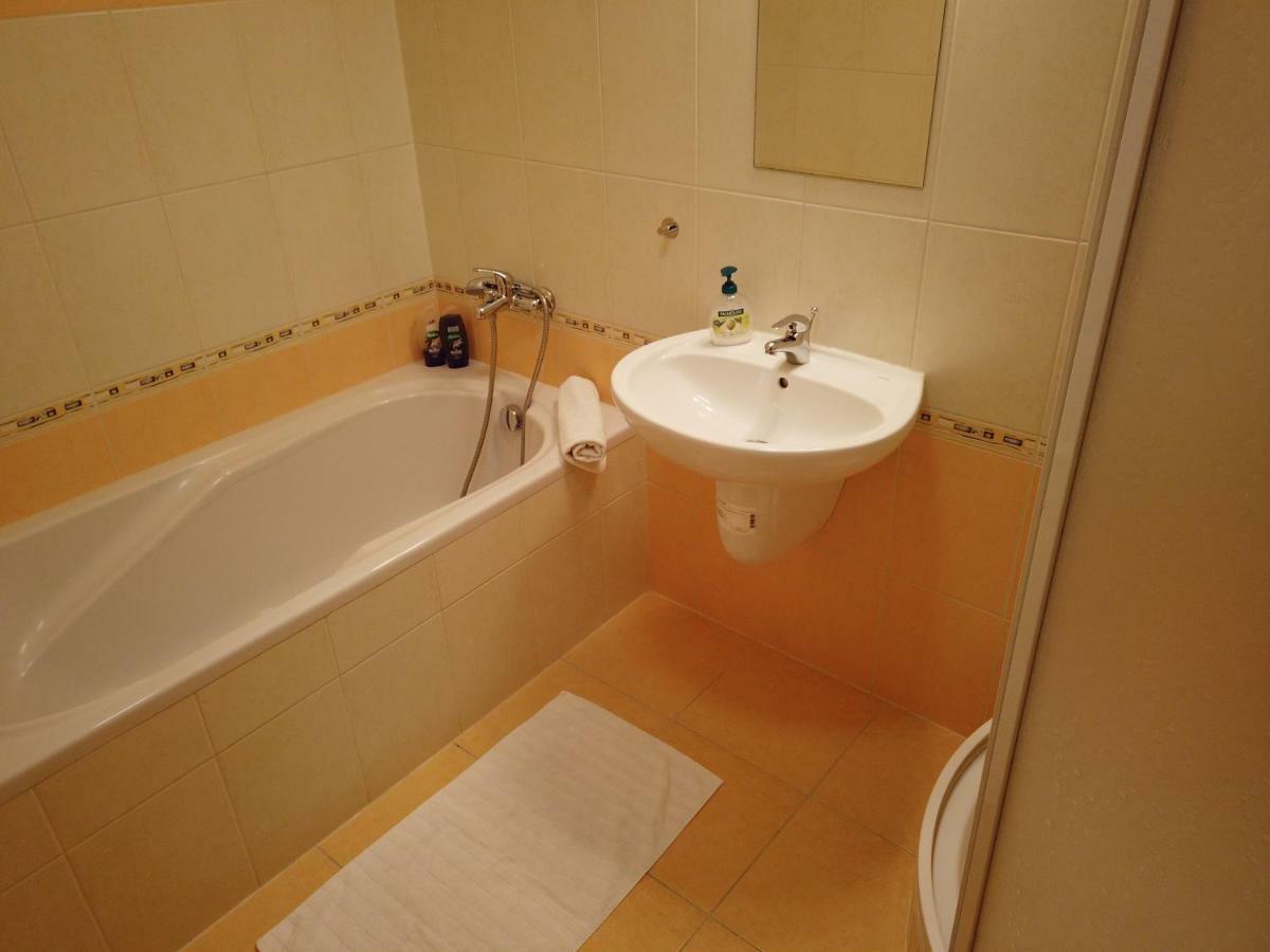 Yellow Apartment Ostrava Ngoại thất bức ảnh